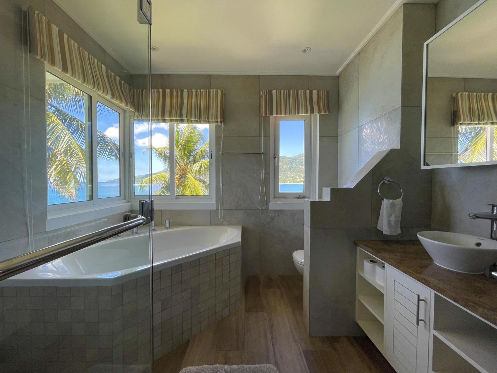 Vallonend Beachfront With Excellent View Апарт-отель Бель-Омбр