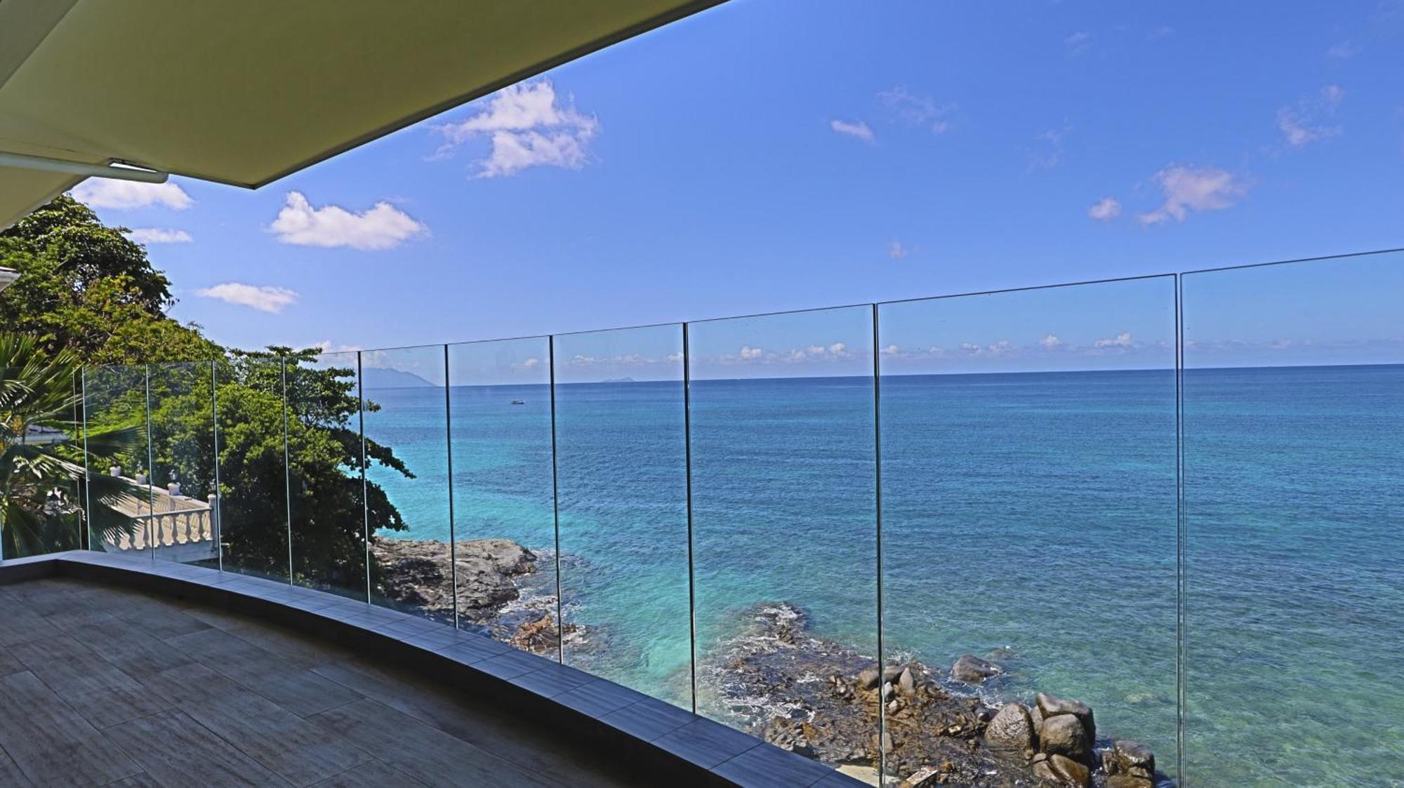 Vallonend Beachfront With Excellent View 3* Бель-Омбр