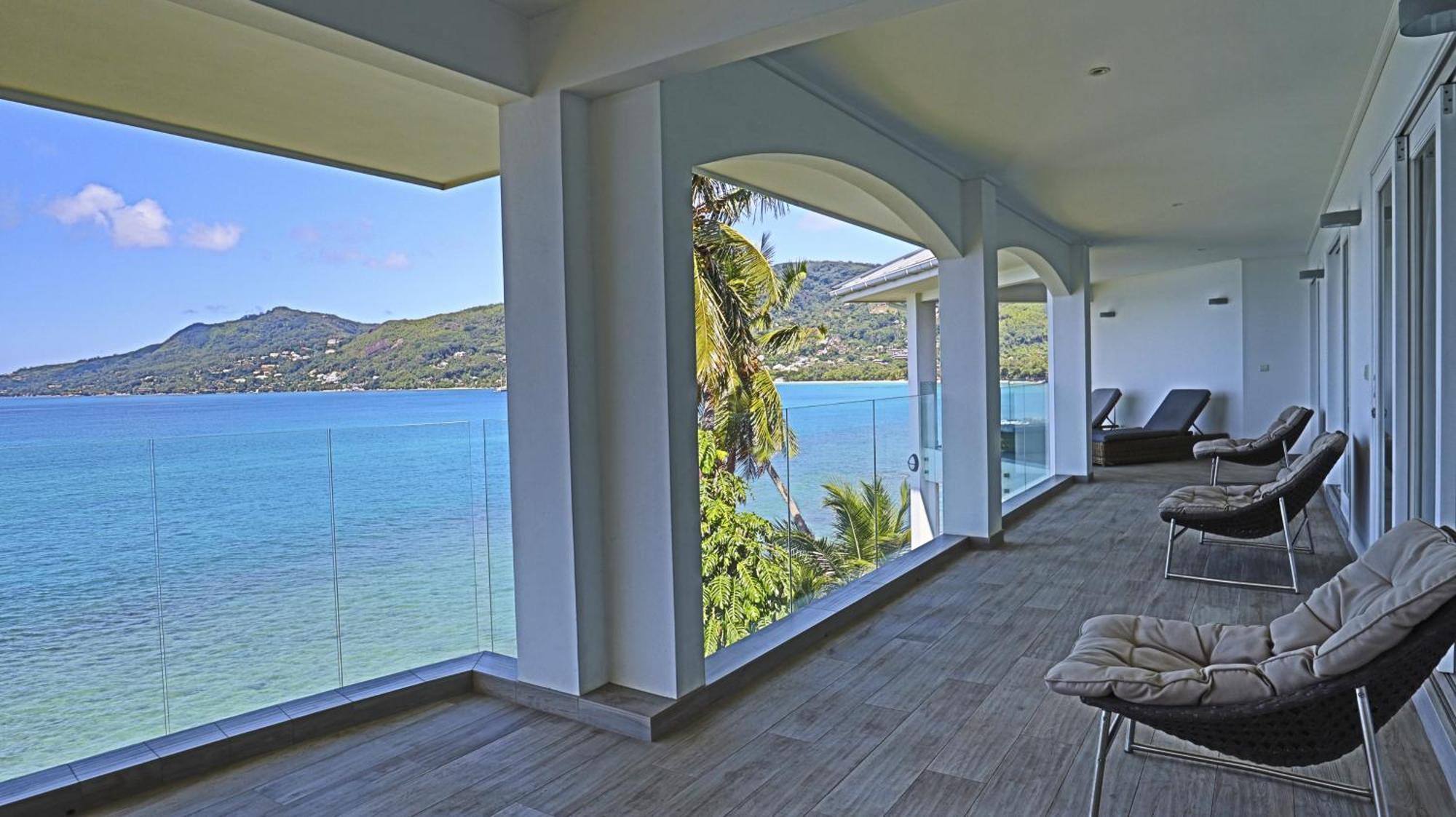 Vallonend Beachfront With Excellent View Апарт-отель Бель-Омбр