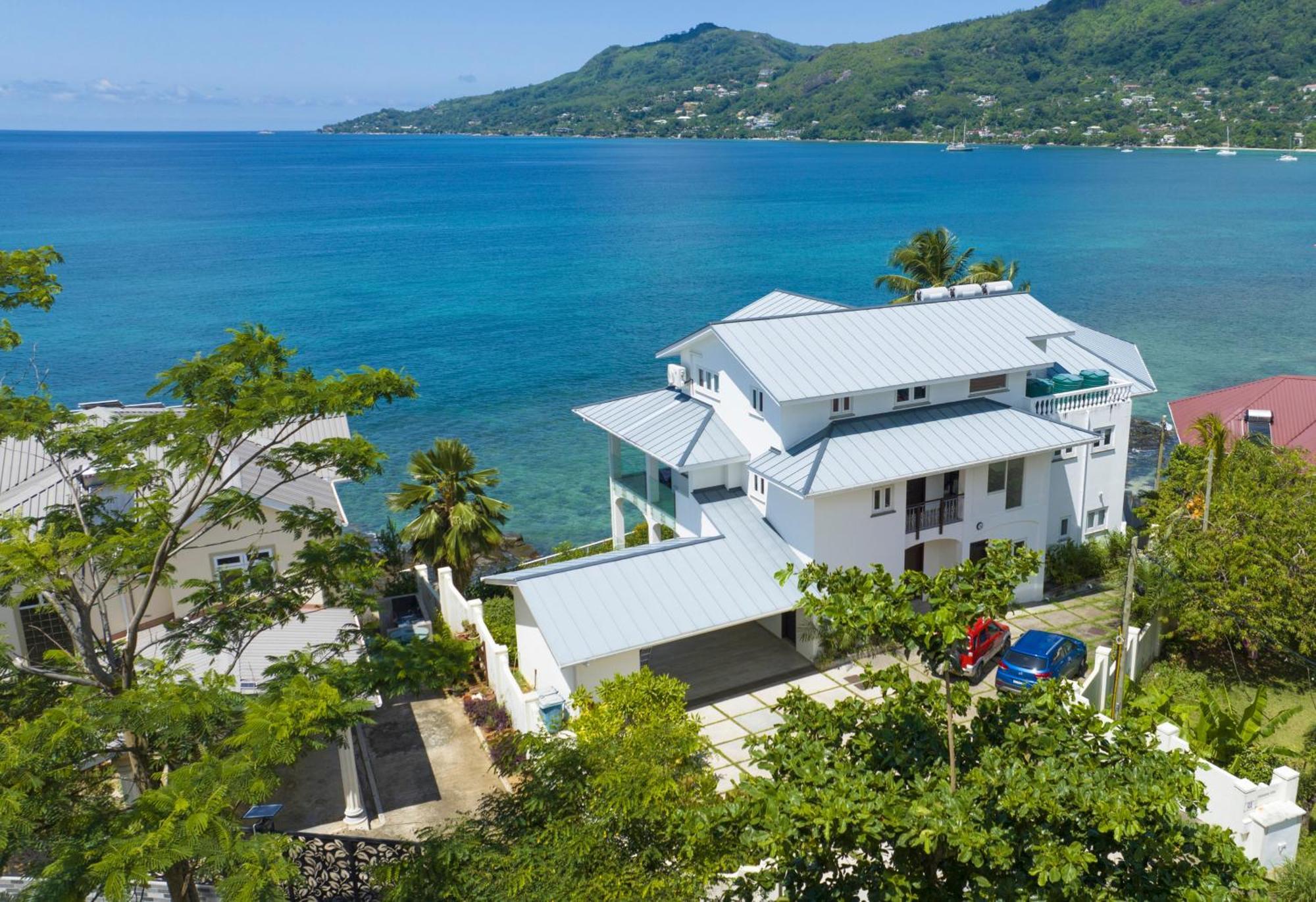 Апарт-отель Vallonend Beachfront With Excellent View Бель-Омбр